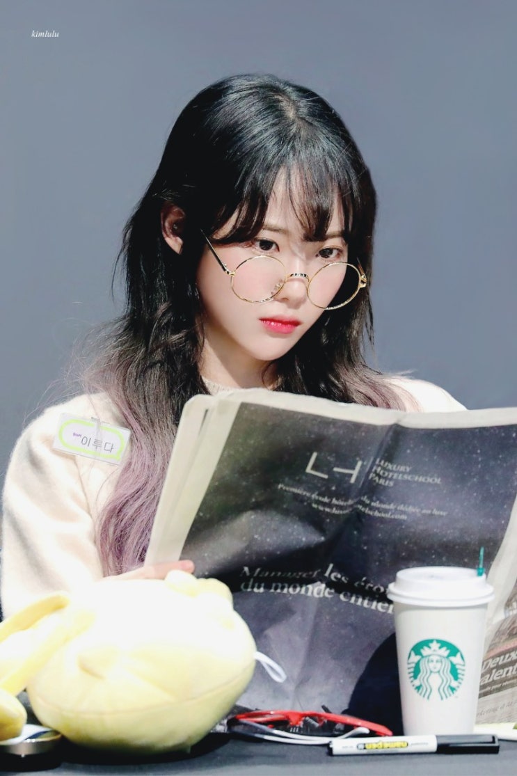 안경 쓴 우주소녀 보나,루다 비주얼