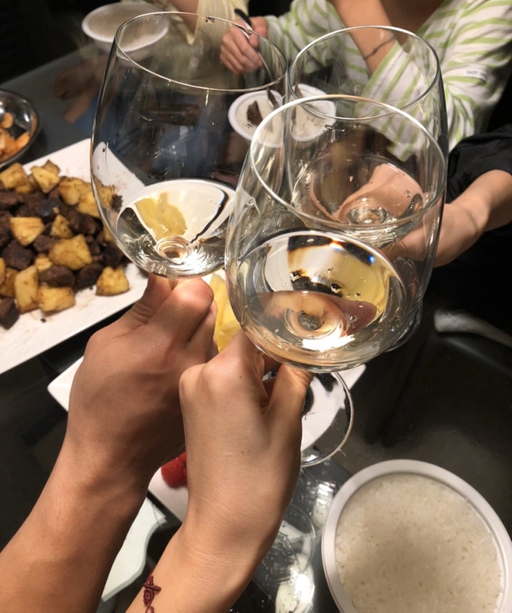  화이트와인이 좋다 ️혼자 마셔도 좋고 같이 마시면 더 흥이나네더하기 밴쿠버 일상