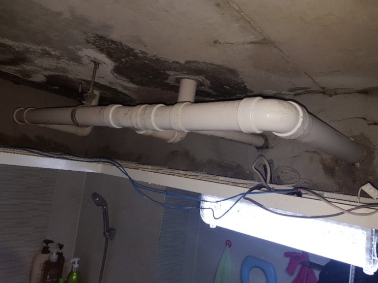욕실 돔천장 속 누수로 인해 PVC배관을 교체한 인천누수공사
