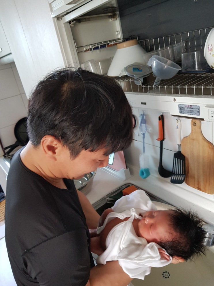  신생아 목욕시키기, 아기 머리감기기