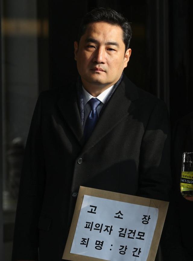 김건모 성폭행 피해 주장 여성, 경찰 조사…신변 보호 요청