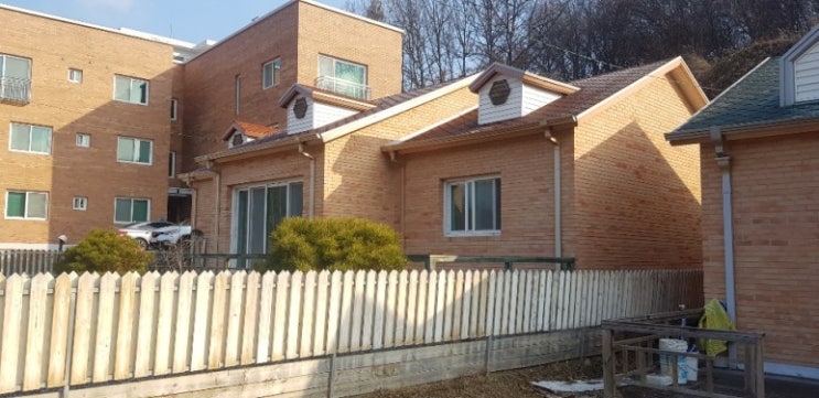  조용하고 살기좋은 마을 설악 ic 에서 약7km 거리에 위치한 즉시 입주 가능한 전원주택 5개동 매매