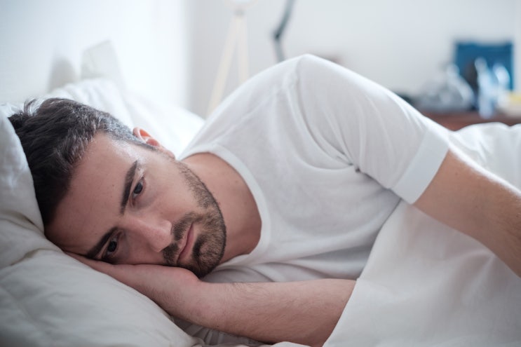 잠들지 못하는 불면과 두통의 연관성
