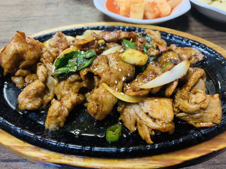  논현동 손맛순대국 제육볶음 주문했는데 바베큐가 나오는 개꿀!!!?