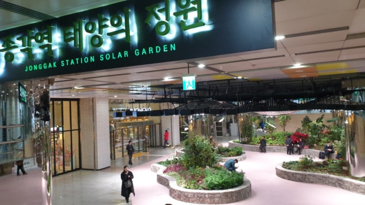  공평동 종로서적은 규모가 작네요. 지하서점 정문 들어가면 푸드코트와 경계없이 편안해요.