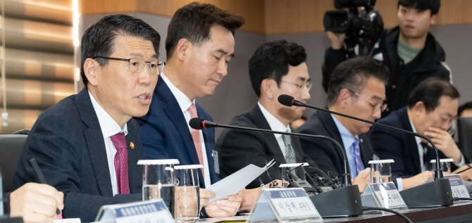 '보험료 인상률 낮춰라'..車보험 3%, 실손보험 9% 정부지침 '보험료 인상률 낮춰라'..車보험 3%, 실손보험 9% 정부지침