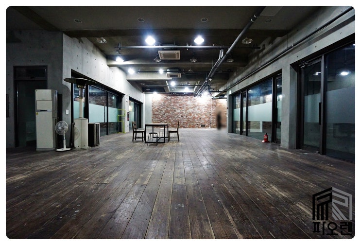  층고4미터 80평 지하스튜디오 임대 - 3호선역세권, 즉시입주, 전용출입구, 냉난방기 셋팅, 유럽풍외관,  대로변 바로 이면, 주차 가능, 1층과 연계임대 가능.