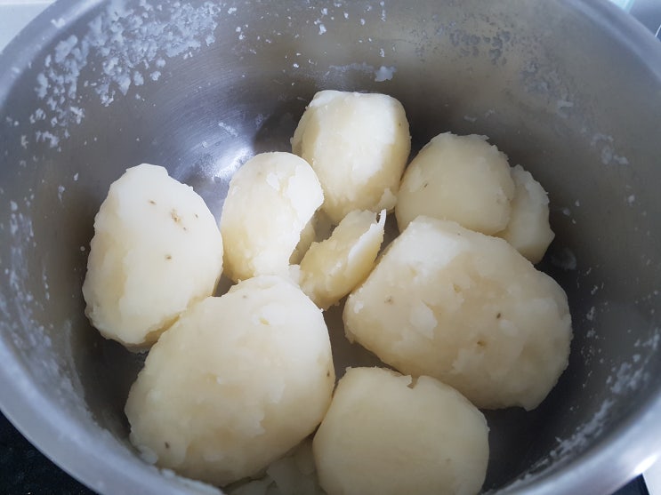  포슬 포슬 분이 가득한 맛있는 감자 삶는 법