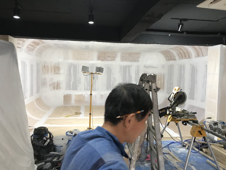 홍대 마포 망원 더웨이브스튜디오에 천정을 포함하여 5면의 호리존트제작을 했다