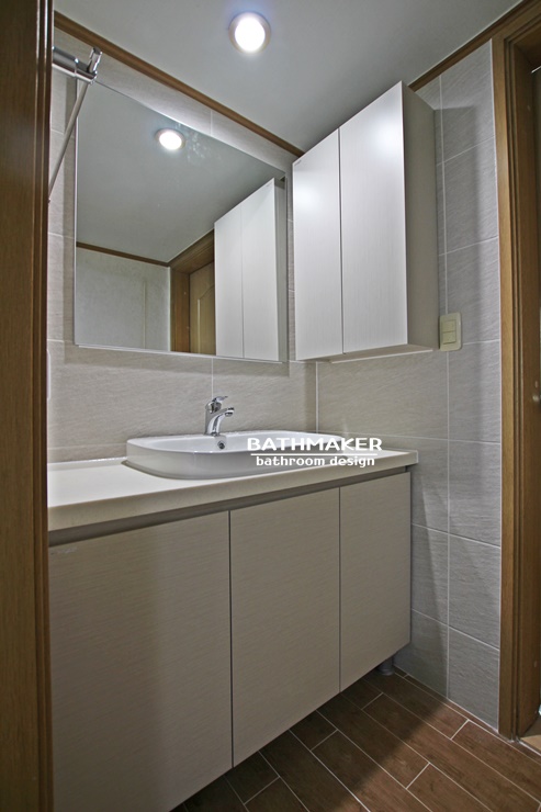 독립된 세면대 공간이 있는 욕실, 하부장 세면대를 제작, 시공한 의정부 신곡동 삼익한일아파트 욕실리모델링