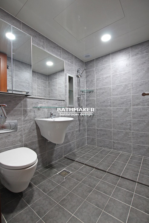 벽배관 변기가 설치된 욕실, 의정부 신곡동 삼성래미안 아파트 화장실 공사