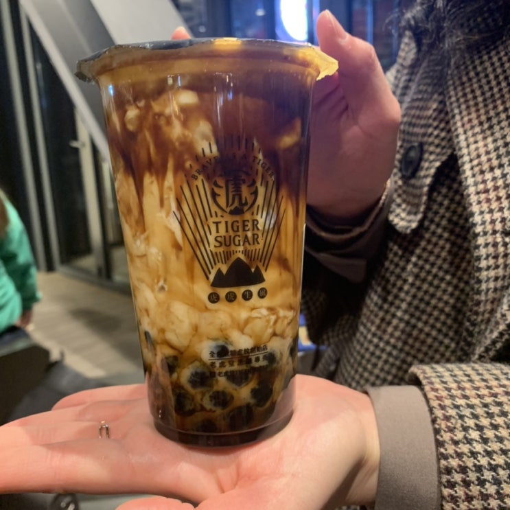  타이거슈가에서 드디어 흑당버블티를 제대로 첨 맛보았어여!