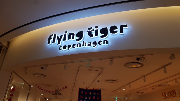  잠실역 근처 롯데월드몰 flying tiger  크리스마트용품점