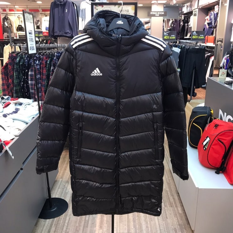   아디다스 ADIDAS TAN L DOWN COAT ADJP94CZ3972  소재좋고 엄청 가볍고 착용시 어깨 삼줄로 인해 더 이쁜 매장 