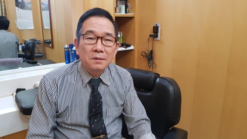 국방부 '장군 이발사' 48년만에 은퇴…"집 떠나는 것 같아" 국방부 '장군 이발사' 48년만에 은퇴…"집 떠나는 것 같아"