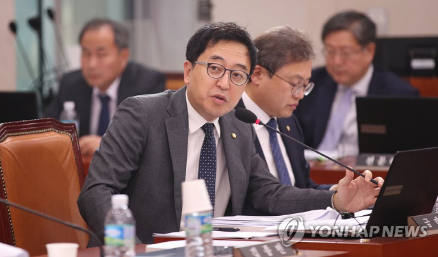 배신자 금태섭? '공수처법' 표결 민주당 내 유일하게 기권 배신자 금태섭? '공수처법' 표결 민주당 내 유일하게 기권