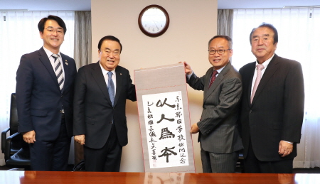 문 국회의장, 동경 한국학교 관계자들과 면담