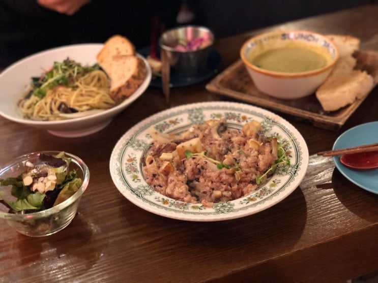  상수역 비건식당 '슬런치팩토리'