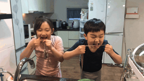 산낙지는 뜯어먹어야 맛이제 / 둥이들 산낙지먹기