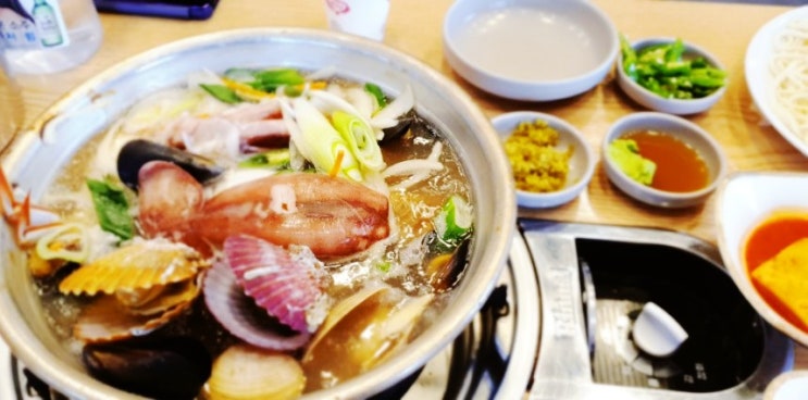  소래포구 맛집 통큰 해물손칼국수 오징어가 통채로 들어갔네요^^(소래포구산책)