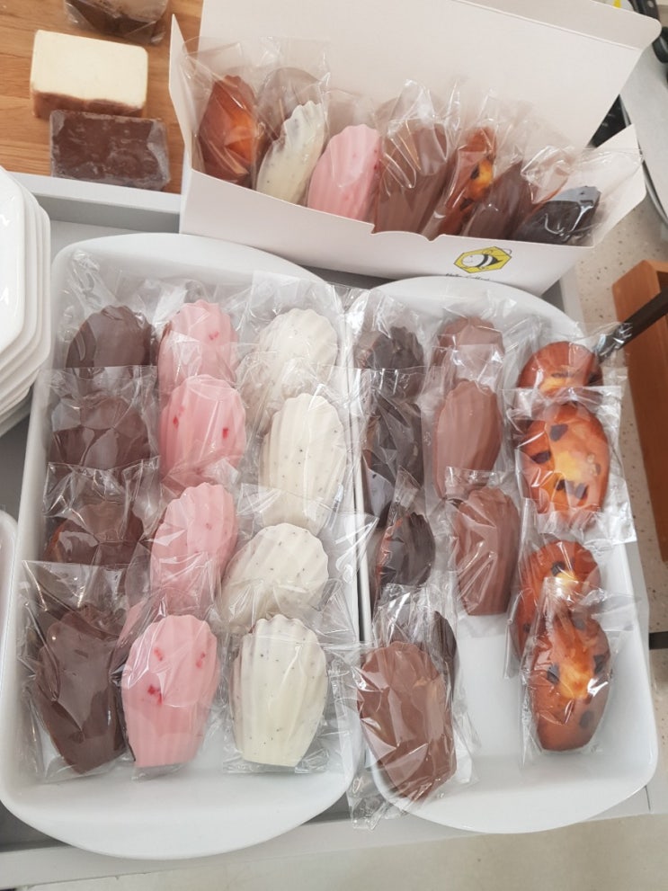  마들렌과 까눌레가 있는 망리단길 디저트 카페 헬로커피하이허니