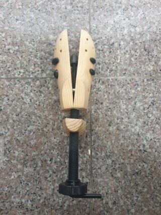  발 볼이 넓어서 신발 불편하신분들 제골기 사용해 보세요. 작은 신발 늘이는 방법