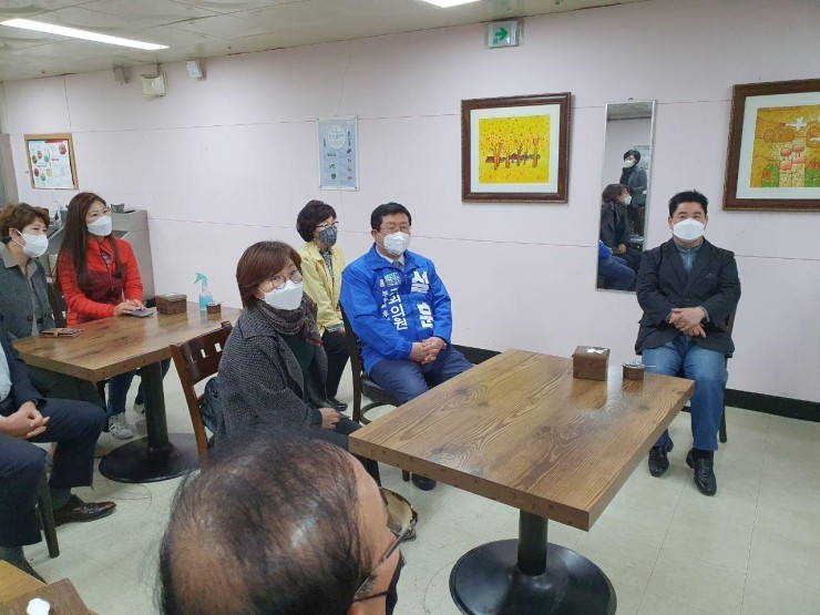  신중동역에서 퇴근인사 드렸습니다.