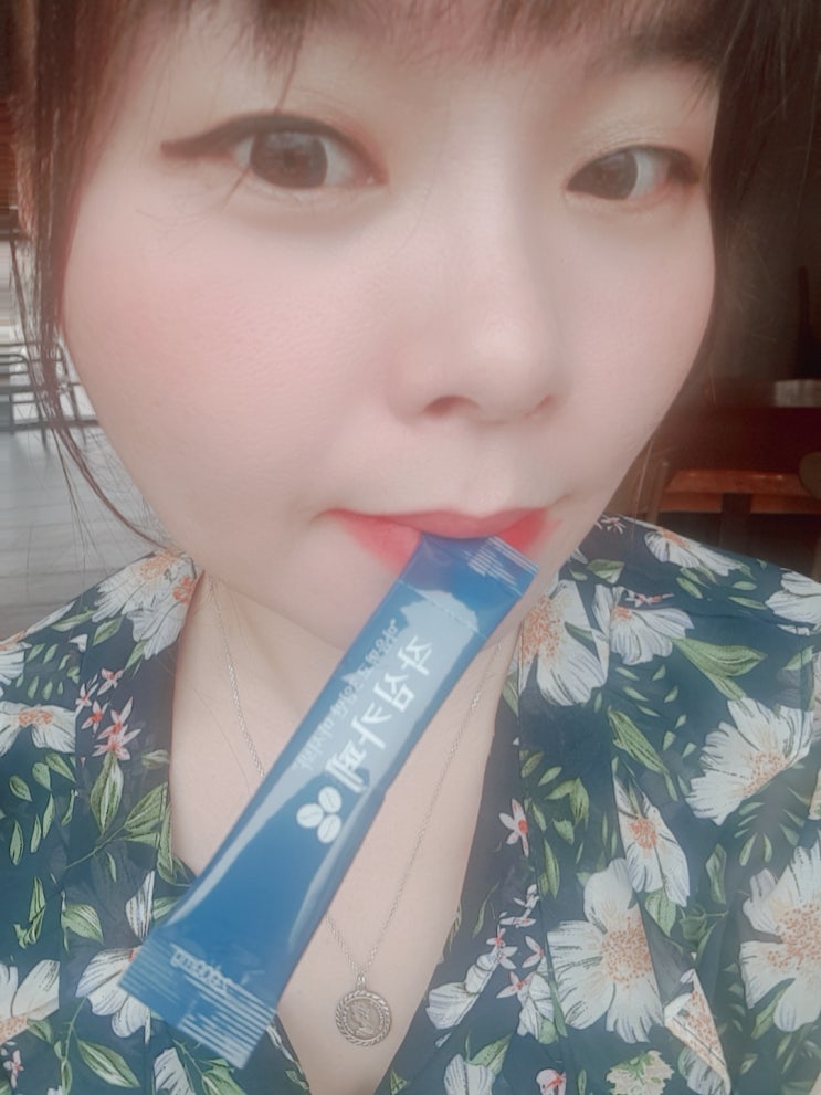  작심삼일 다이어트지만... 이번에는 작심카페 마시면면서.. 다이어트돌입합니당!! 마음놓고3일만 마셔봐! 라고 저를 꼬시네요 ㅋㅋ콜롬비아 +에티오피아 원두 +키토산함유: 키토산커피!