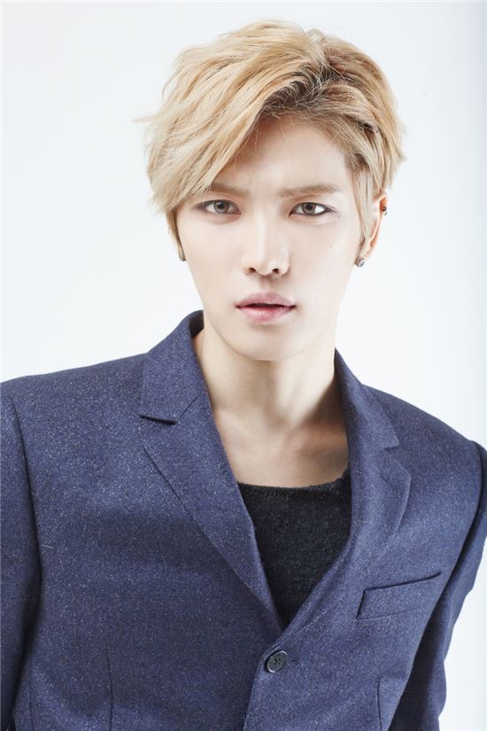 K팝 한류스타 <b>김재중</b> '코로나 19 만우절 거짓말'로 곤욕...... 