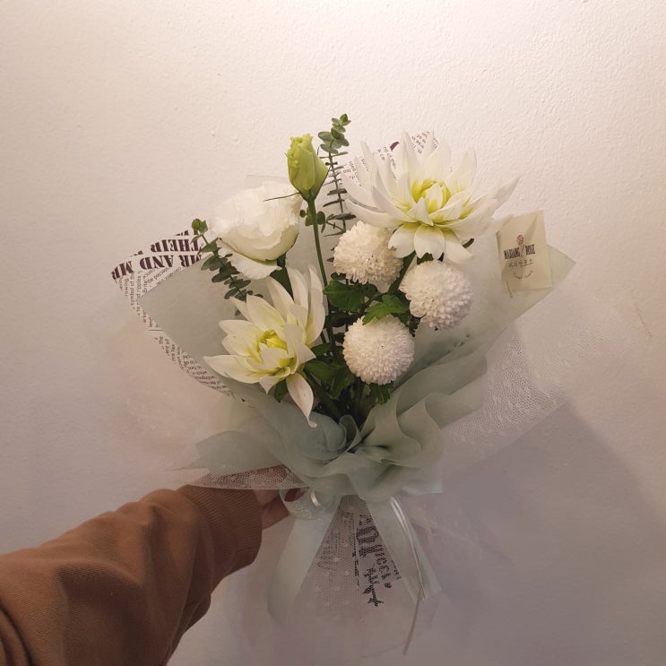  [MARIANGROSE] 여자친구 화이트톤 귀여운 미니 꽃다발, 여자친구 선물, 1주년 기념일선물 - 연남동꽃집, 홍대꽃집, 상암동꽃집