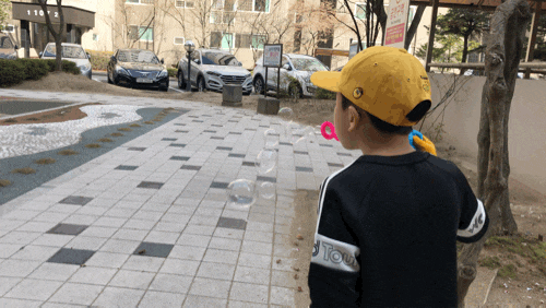 둥이들과 놀이터에서 비누방울놀이