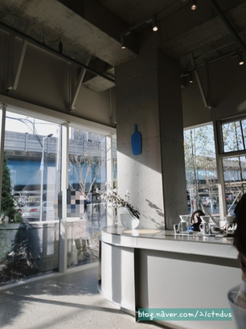  한국에서 맛보는 미국의 맛 : 블루보틀커피[Blue bottle coffee] 압구정점에서 -