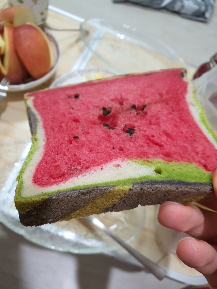  수박으로 만든 뭔가 수상한 수박식빵 먹어보기