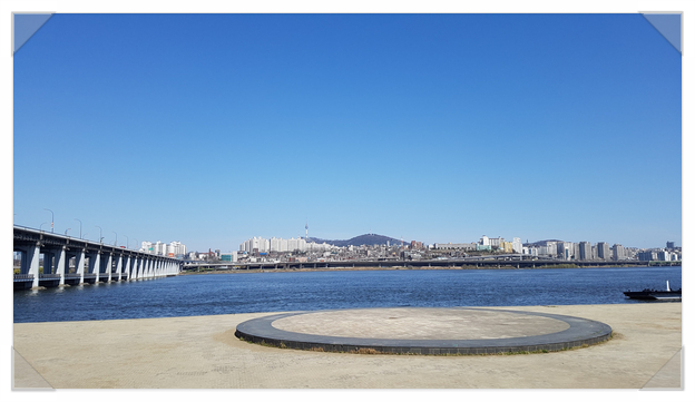  한강변에서 사회적 거리두기