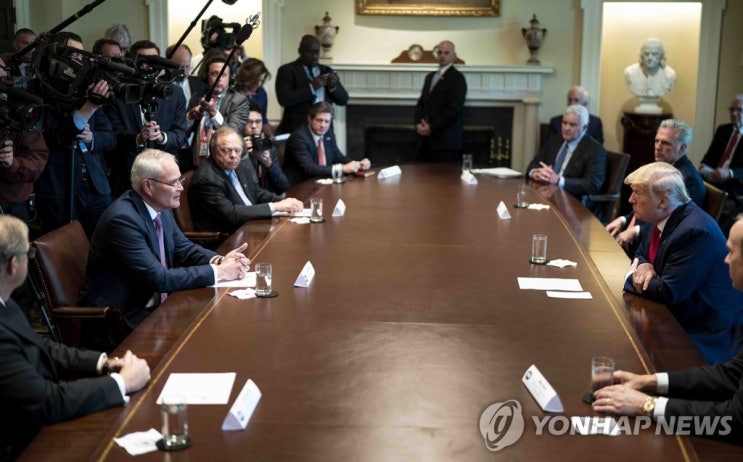 트럼프 "러시아·사우디 모두 국제 석유시장 안정 원해" 트럼프 "러시아·사우디 모두 국제 석유시장 안정 원해"