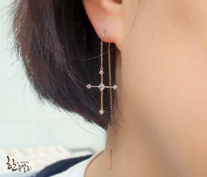 십자가귀걸이 드롭 스타일로 패션 포인트가 남다릅니다 14k 십자가귀걸이 드롭 스타일로 패션 포인트가 남다릅니다 14k