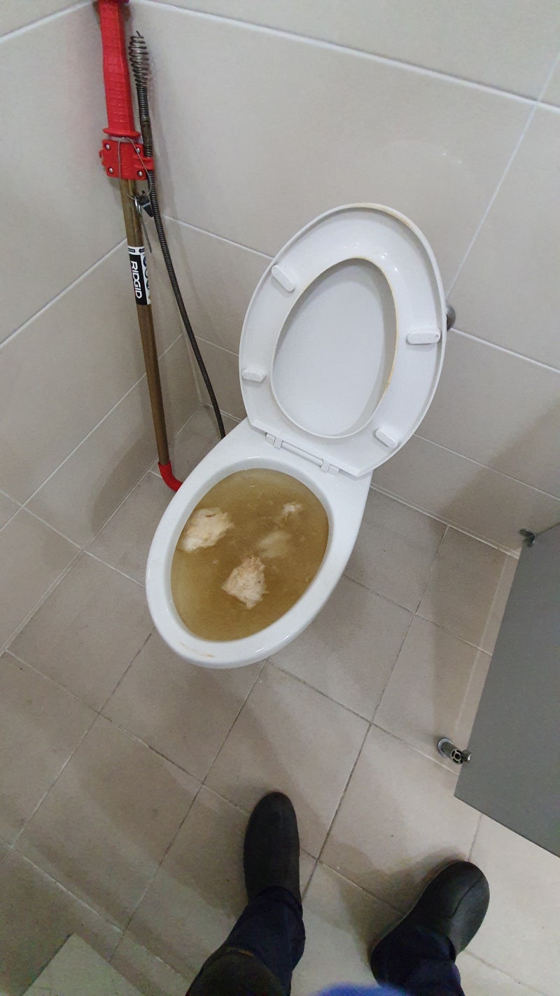 막힌 변기의 확실한 해결비용을 알려드리겠습니다.