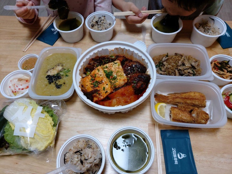  제주 아침미소목장 갔다가 고집돌우럭 제주공항점에서 우럭정식 먹었어요.