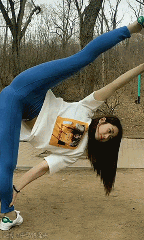 공원에서 스트레칭하는 레깅스녀 공원에서 스트레칭하는 레깅스녀