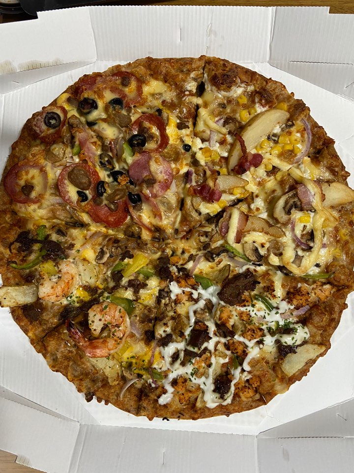 도미노피자 베스트 콰트로 _ 가족이 나눠먹기에 안성맞춤인 피자
