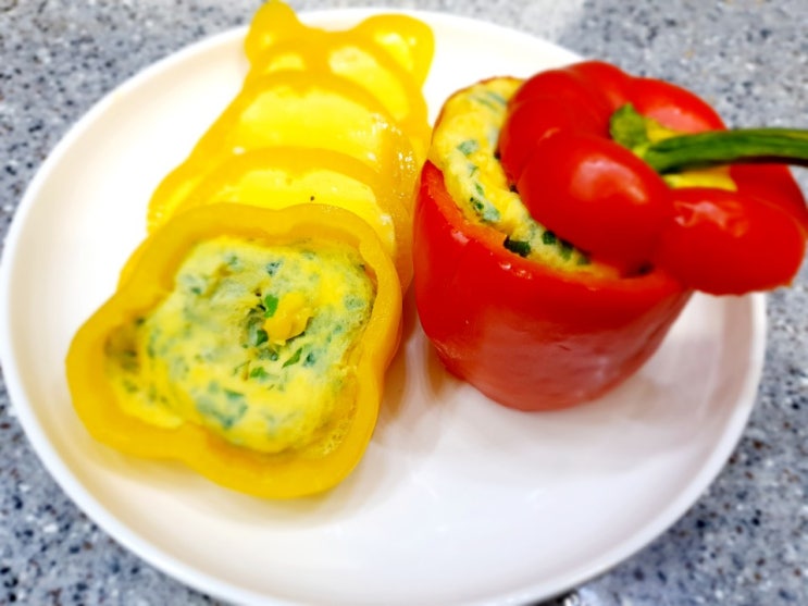  곰손도 예쁘게 만들 수 밖에 없는                              <<파프리카계란찜>>