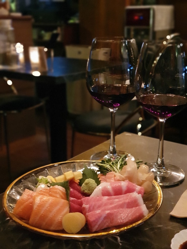  연신내 이자카야 백식당 : 숙성사시미 와인 모듬꼬치 , 분위기 갑