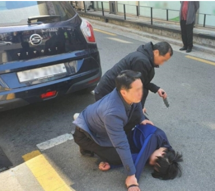 <b>오세훈</b> 후보 <b>유세</b>현장에 괴한이 흉기 들고 난입...백주대낮에 공공....