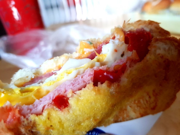  파리바게트 연유 빵 그리고 매콤한 샌드위치 맛있어요