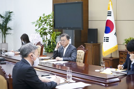 빌 게이츠, 文에 "진단키트 도운 한국 경의…백신개발 협력" 빌 게이츠, 文에 "진단키트 도운 한국 경의…백신개발 협력"