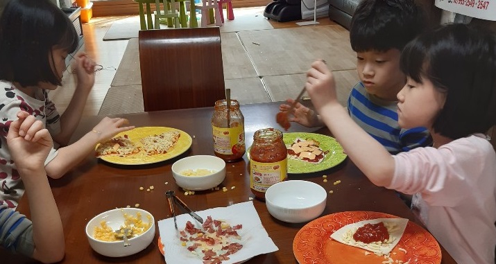  집에서 또띠아 피자만들기 할 수 있어요.
