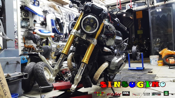  NINE T  #BMW 라이트고정과 스포크휠 셋팅 완료 !