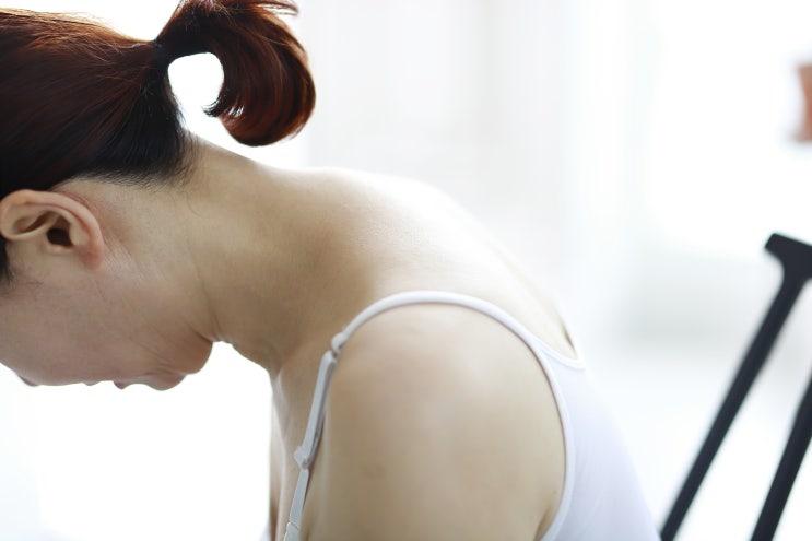  [창원 추나요법] 스마트폰 자주 사용하는 분들, ‘일자목 증후군’을 조심하세요