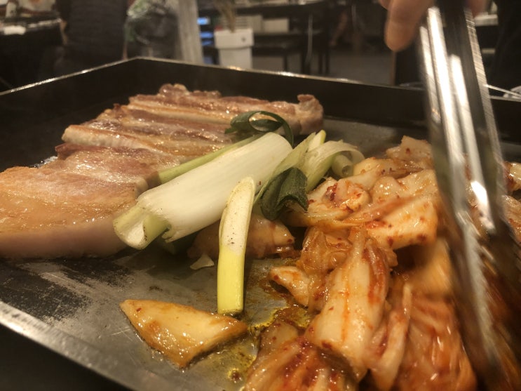  건대 고기집 : 떡에 싸먹는 삼겹살! 고기굽는방앗간