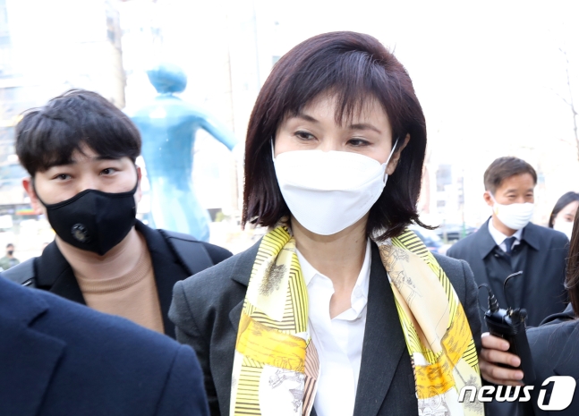 "최태원, 행복 찾아 떠나라"고 했던 노소영은 왜 말을 바꿨을까-소송취하,혼외자도가족으로 입장선회 "최태원, 행복 찾아 떠나라"고 했던 노소영은 왜 말을 바꿨을까-소송취하,혼외자도가족으로 입장선회